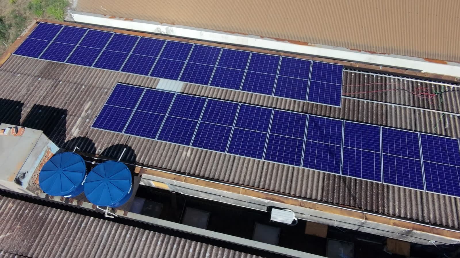 Painéis solares instalados em telhado comercial