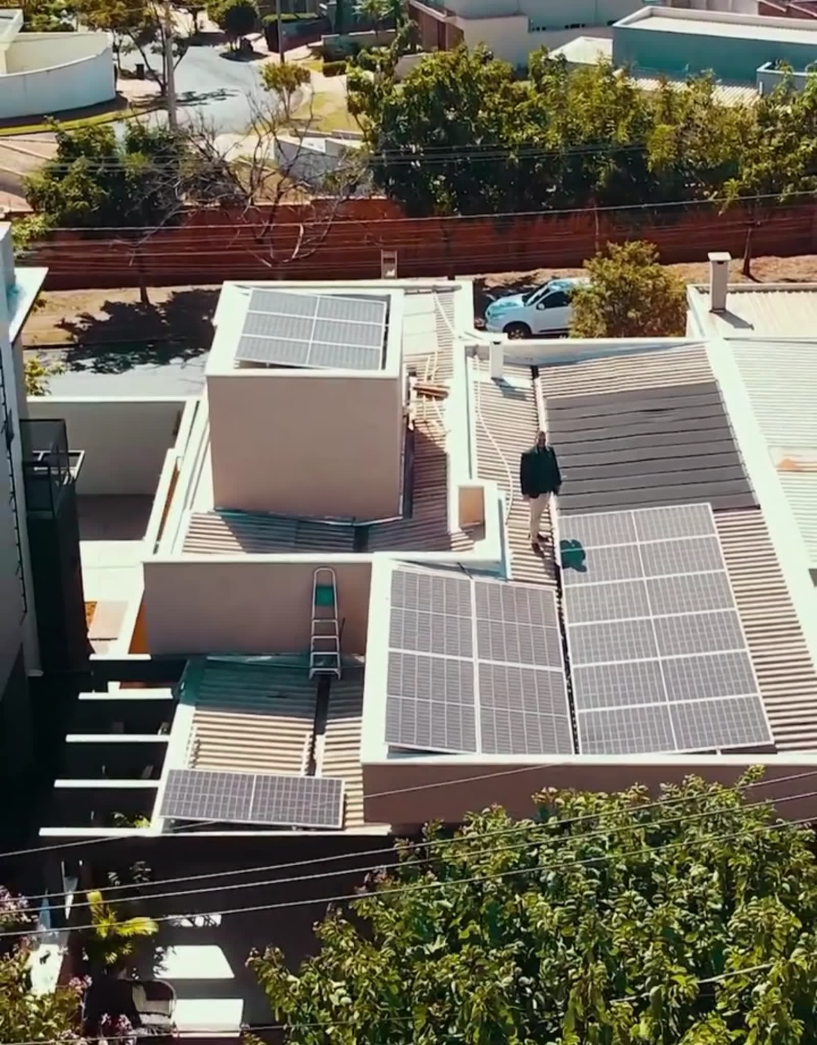 Instalação residencial vista aérea com painéis solares no telhado