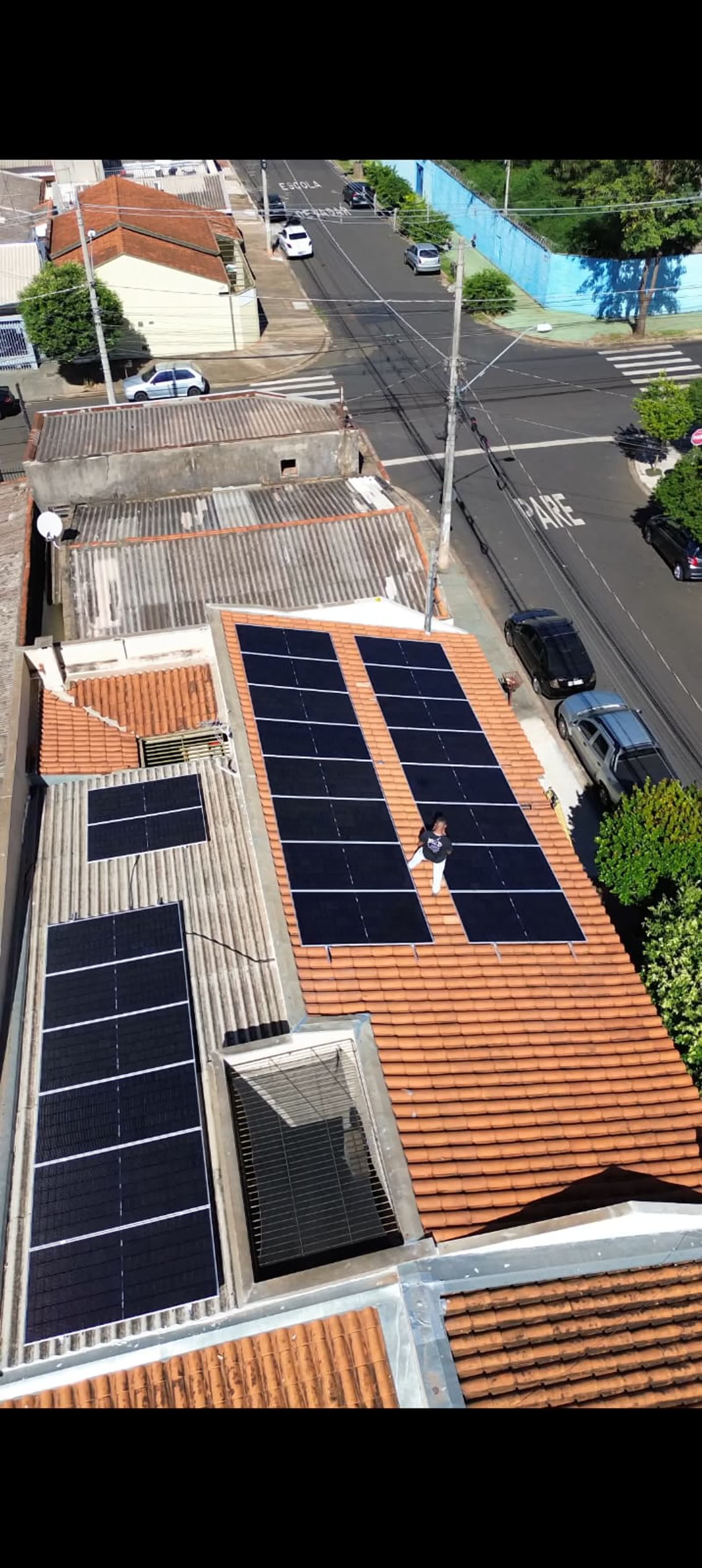 Instalação de painéis solares em telhado de telha cerâmica