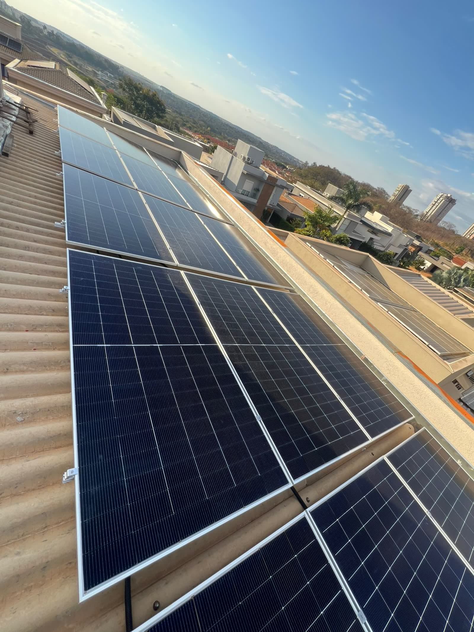 Painéis solares instalados em telhado residencial