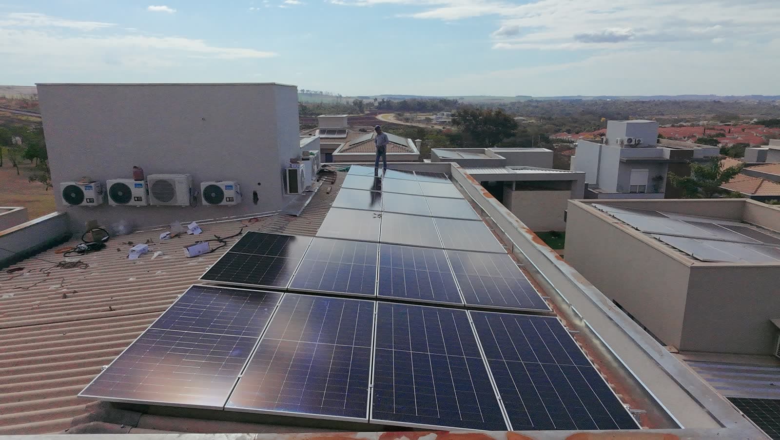 Técnico realizando instalação de painéis solares em telhado