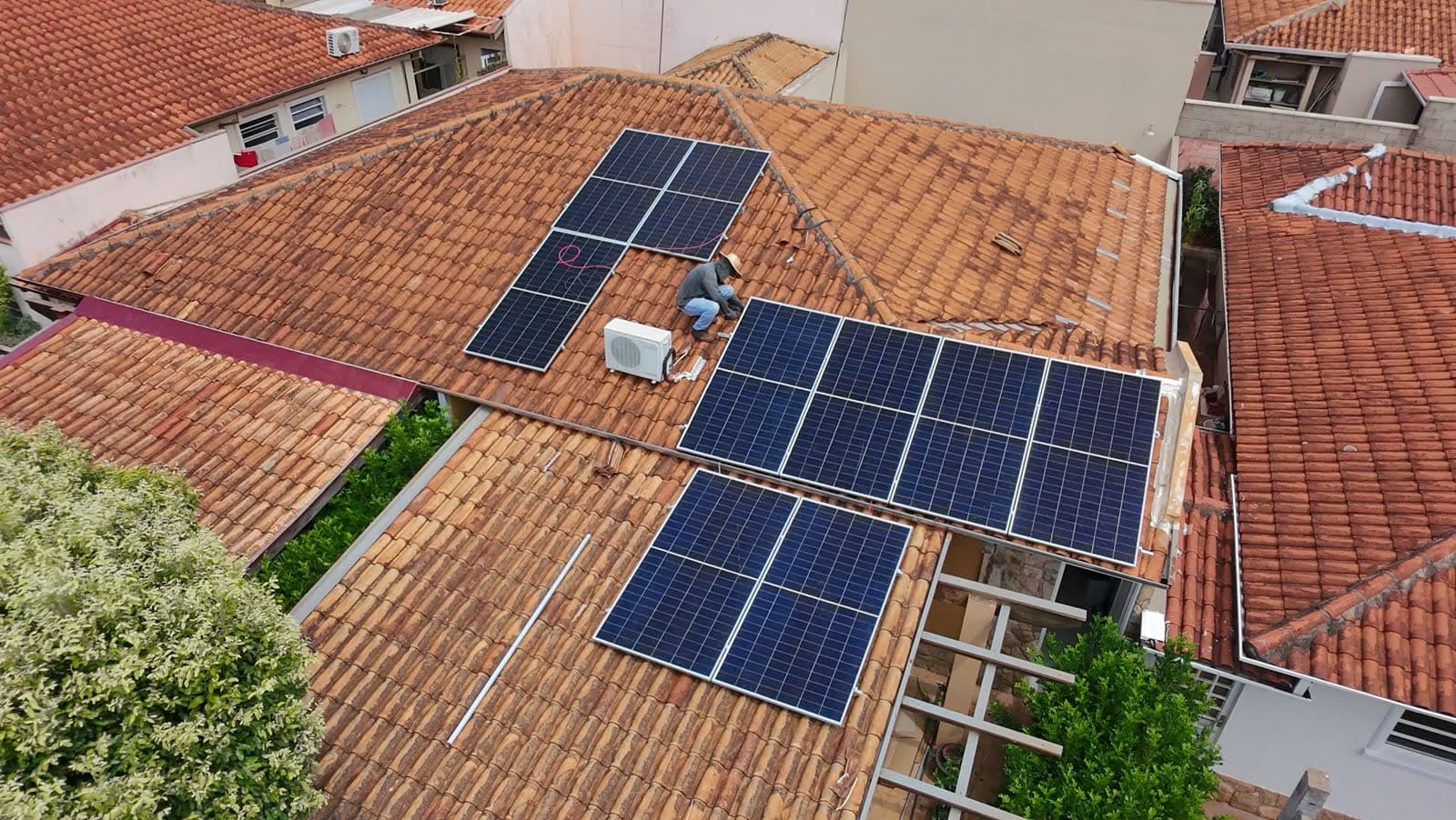 Vista aérea de instalação solar residencial em condomínio