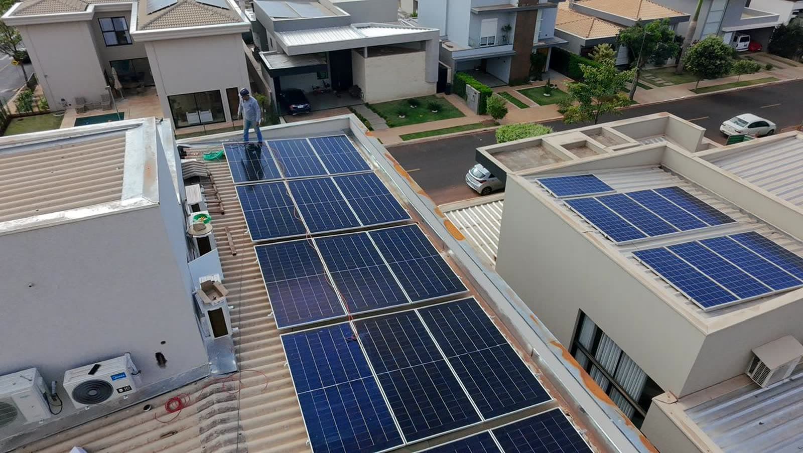 Vista aérea de bairro residencial com painéis solares instalados